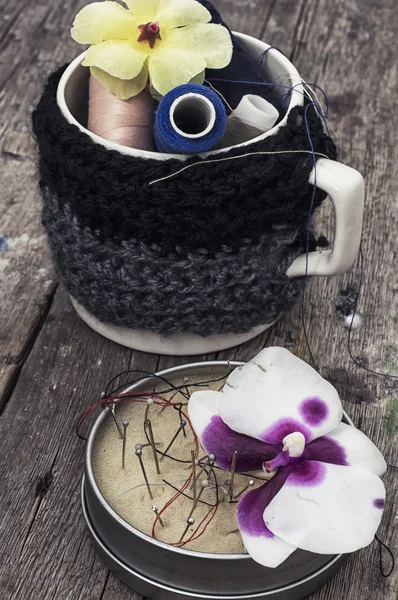 Composition with sewing tools and floral decorations — Stock Photo, Image