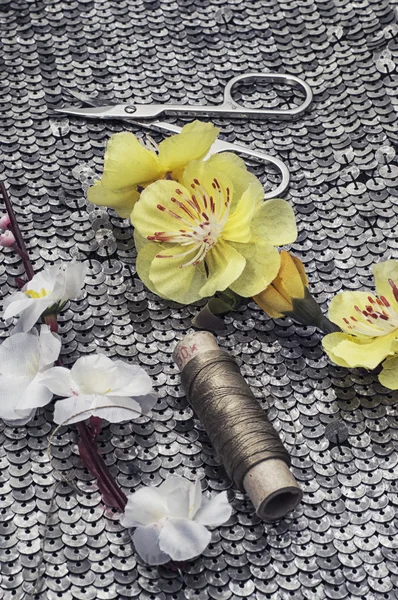 Composition with sewing tools and floral decorations — Stock Photo, Image