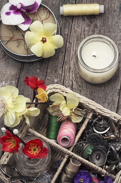 Dikiş araçlarını ve çiçek süslemeleri ile kompozisyon — Stok fotoğraf