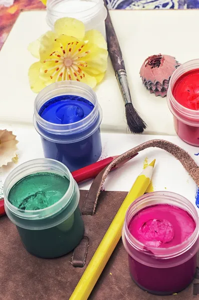 Barvy pro malování v plechovkách — Stock fotografie