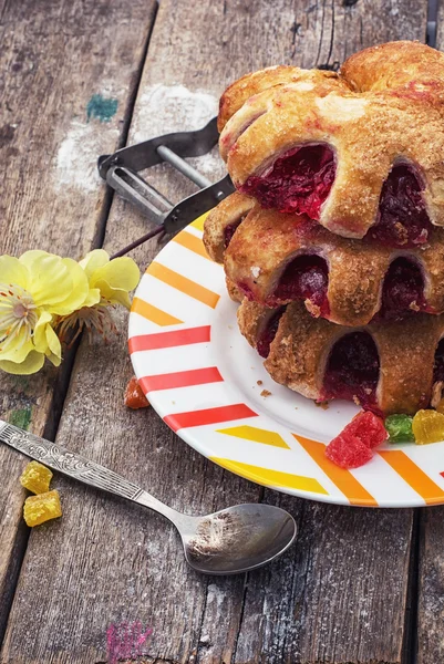 Pieczenie ciasteczek z konfiturą wiśniową — Zdjęcie stockowe