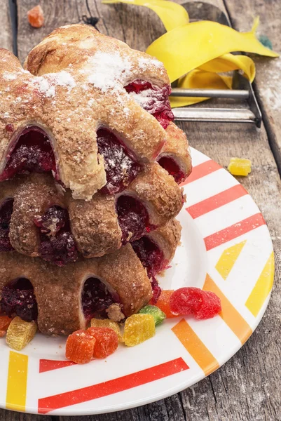 Bakken van koekjes met cherry jam — Stockfoto