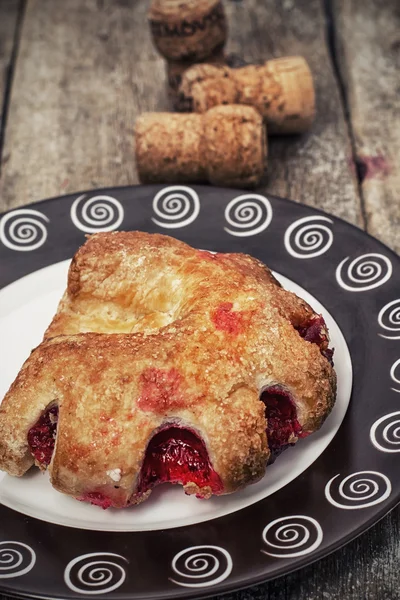 Bakken van koekjes met cherry jam — Stockfoto