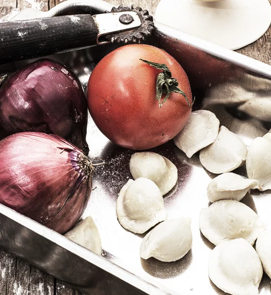 Cozinhar ravioli com legumes frescos — Fotografia de Stock
