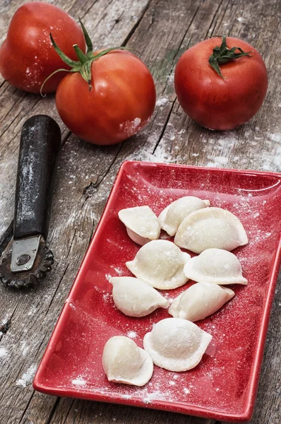 Färska tomater och koka ravioli — Stok fotoğraf