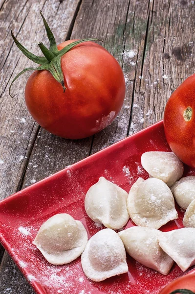 Färska tomater och koka ravioli — Stok fotoğraf