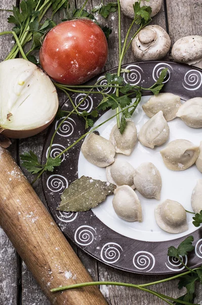 Fresh tomatoes and cook ravioli — Stock Photo, Image