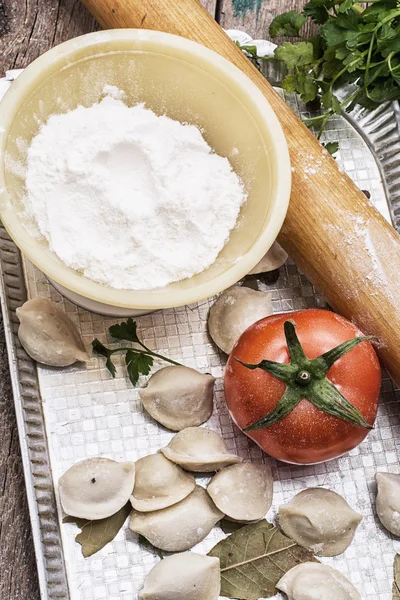 Fresh tomatoes and cook ravioli — Stock Photo, Image