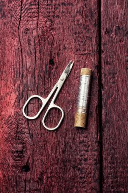 makas ve iplik boyalı kırmızı plakaları