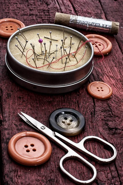 Nożyczki i wątek na malowane talerze czerwony — Zdjęcie stockowe