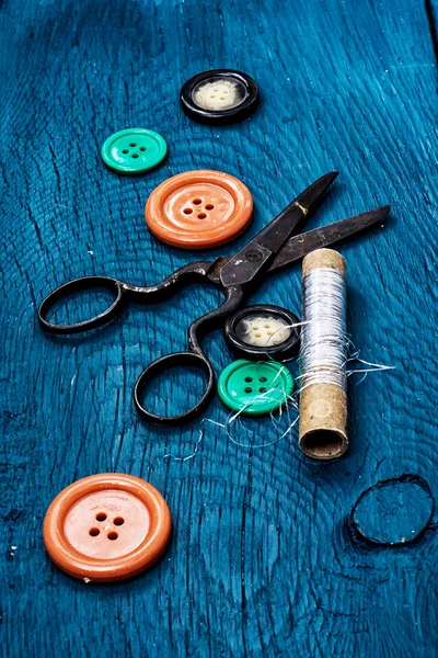 Botones y herramienta de coser — Foto de Stock