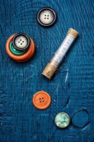 Botão e fio dental em um fundo azul — Fotografia de Stock