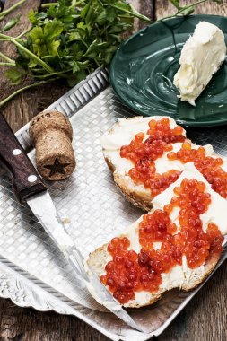 Kırmızı havyar, yağ ve ekmek