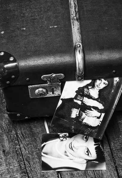 Ретро фотография стильные девушки и старая сумка — стоковое фото