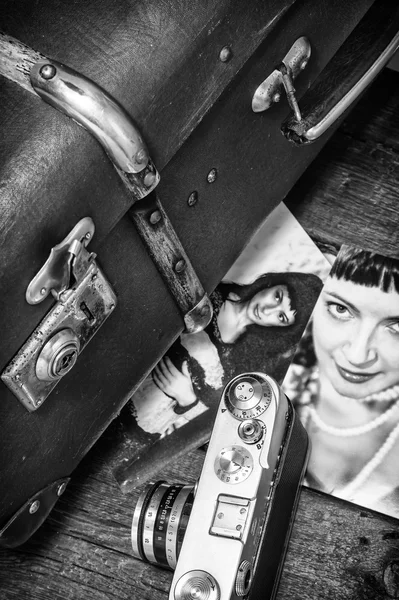 Ретро-фотографія стильні дівчата і стара сумка — стокове фото