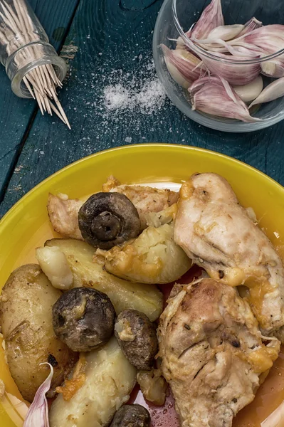 Картофель с мясом, жареным с грибами — стоковое фото