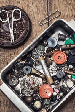düğmeler ve fermuar ve dikiş aracı