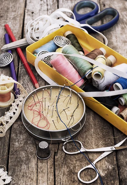 Juego de hilos, agujas y accesorios de costura — Foto de Stock