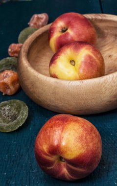 ahşap zemin üzerinde şeftali kase