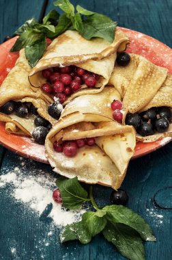 Kırmızı ve siyah kuş üzümü ile doldurulmuş krep