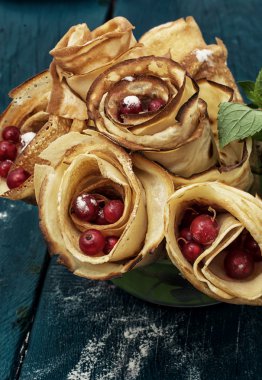 Kırmızı ve siyah kuş üzümü ile doldurulmuş krep