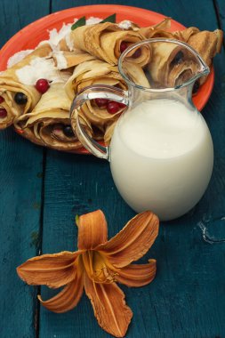 Kırmızı ve siyah kuş üzümü ile doldurulmuş krep