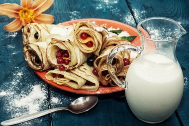 Kırmızı ve siyah kuş üzümü ile doldurulmuş krep