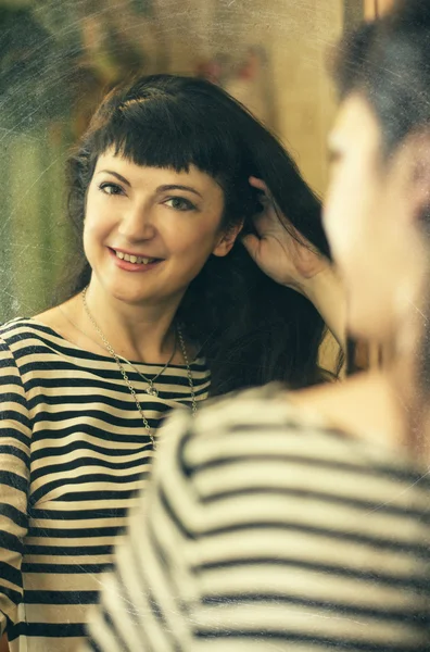 Mulher na frente do espelho em estilo vintage — Fotografia de Stock