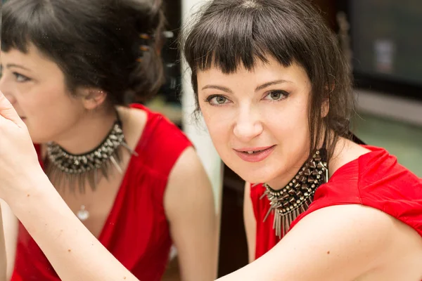 Vrouw voor de spiegel in vintage stijl — Stockfoto