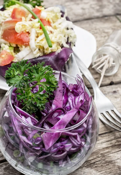 Salade van verse kool — Stockfoto