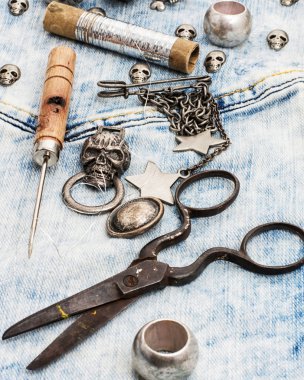 dikiş aksesuarları ve kafatası takı