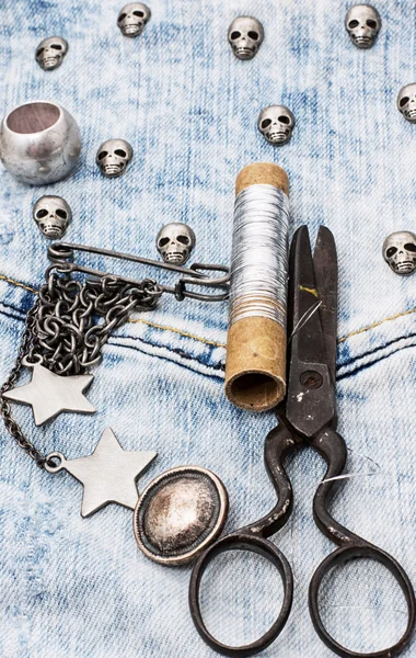 Sewing accessories and skull jewelry — Stock Photo, Image