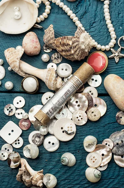 Seashells and sewing supplies — Stock Photo, Image