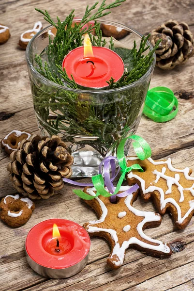 Vánoční ozdoby a chutné cookies — Stock fotografie