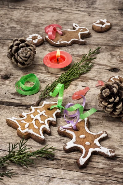 Decoraciones navideñas y sabrosas galletas —  Fotos de Stock