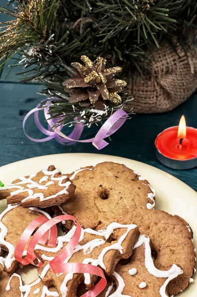 Kerstversiering en smakelijke cookies — Stockfoto