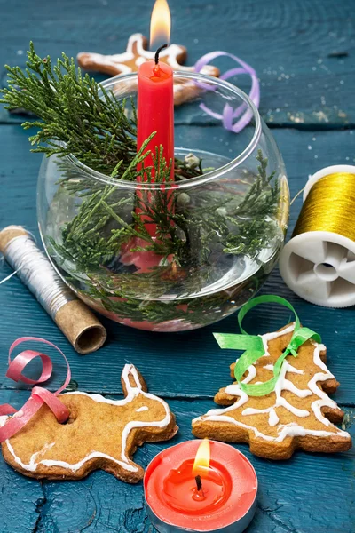 Decorações de Natal e biscoitos saborosos — Fotografia de Stock