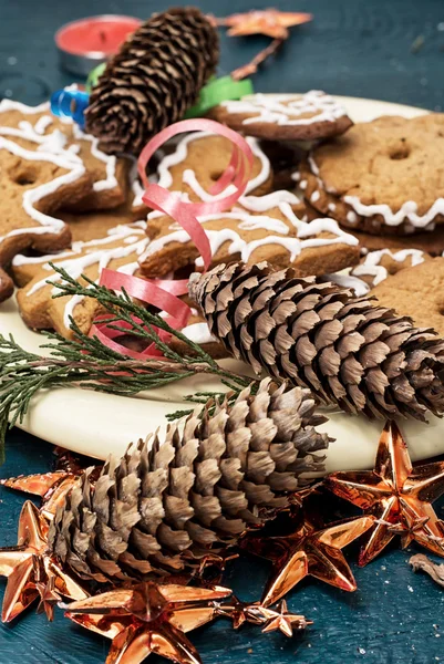 Decoraciones navideñas y sabrosas galletas — Foto de Stock