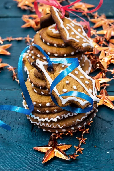 Decoraciones navideñas y sabrosas galletas — Foto de Stock