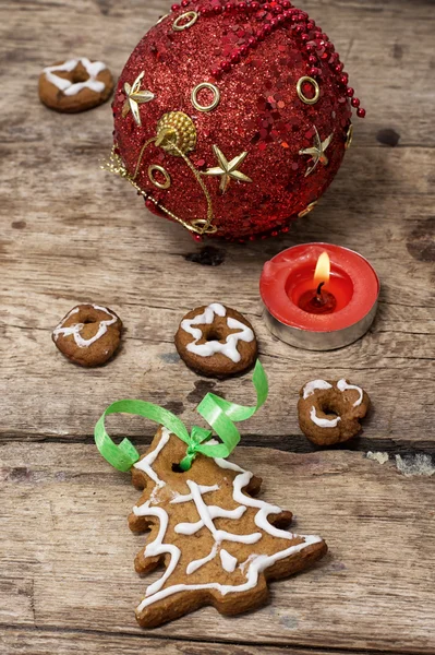 Kerstversiering en smakelijke cookies — Stockfoto