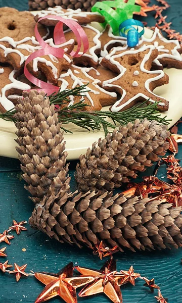 Decoraciones navideñas y sabrosas galletas —  Fotos de Stock