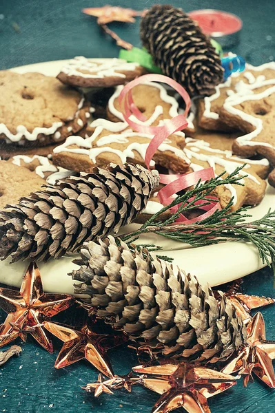 圣诞装饰品和美味饼干 — 图库照片