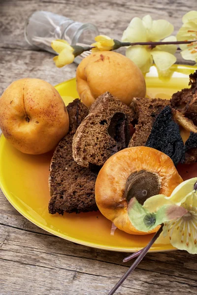 Abrikozen en broodkruimels — Stockfoto