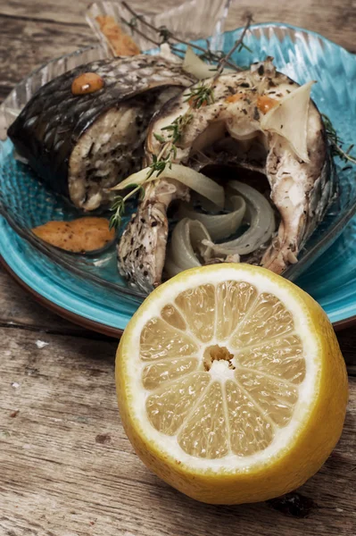 Morceau de poisson rôti parfumé — Photo