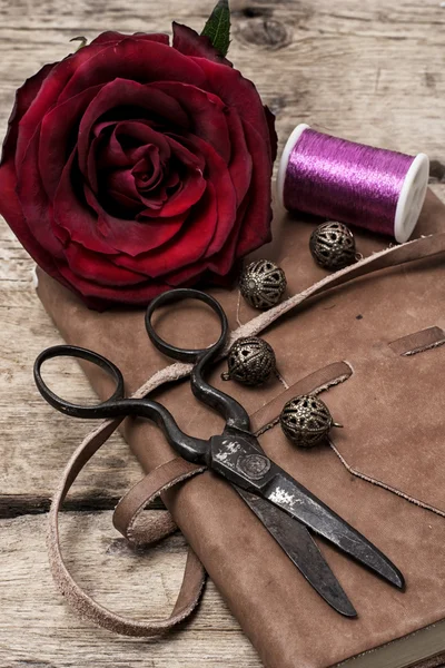 Rose rouge et accessoires de couture — Photo