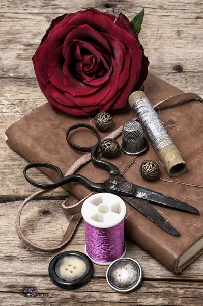 Rosa vermelha e acessórios de costura — Fotografia de Stock