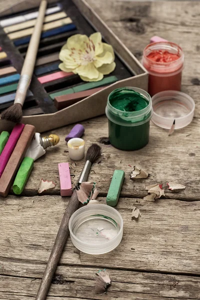 Kleur verf, tekenkrijt en potloden — Stockfoto