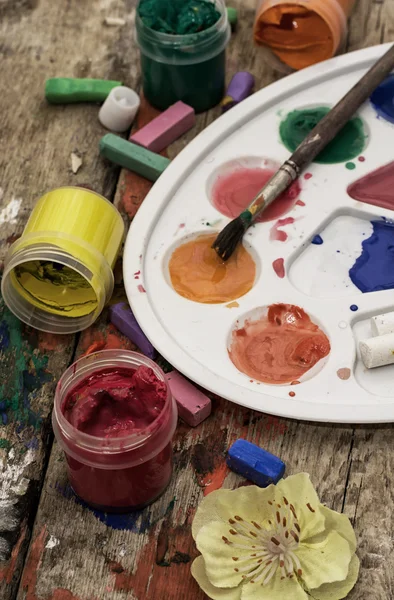 Pitture a colori, pastelli e matite — Foto Stock