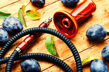 Erikli tütün aromalı nargile tüttürmek.