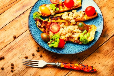 Kızarmış kabaklı sebze, brokoli, domates ve kinoalı yiyecek. Sağlıklı yiyecek.